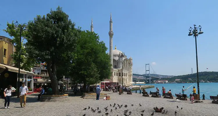 Sonniges Wetter am Bosporus im Juni. 