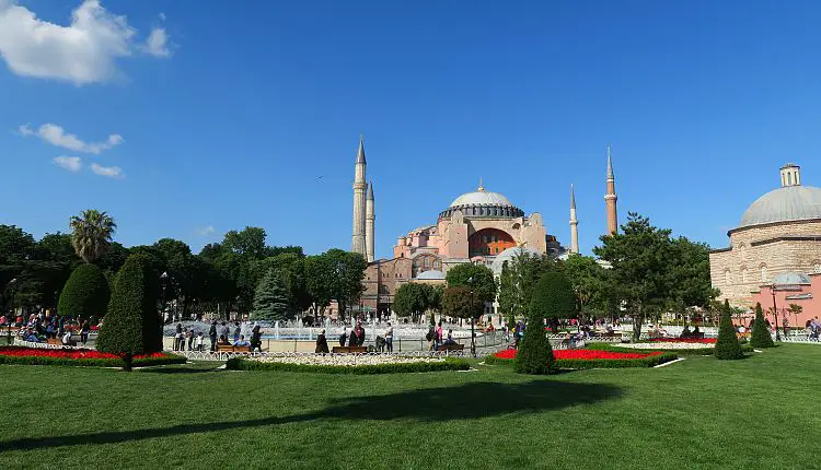 Frühlingswetter an der Hagia Sophia in Istanbul.