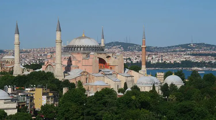 Hagia Sophia und der Bosporus an einem sonnigen Tag mit guten Wetter.