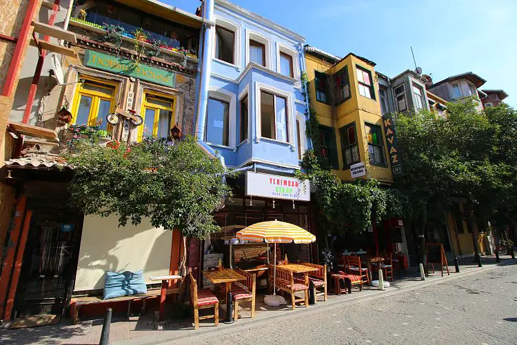 Das sonnige Wetter und die bunten Häuser im Stadtteil Balat in Istanbul. 