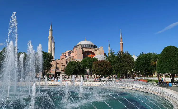 Das sonnige Wetter vor dem Springbrunnen der Hagia Sophia in Istanbul in der Türkei. 