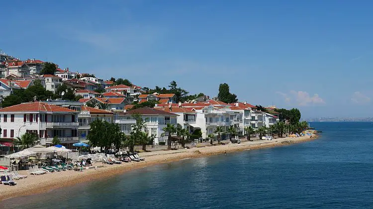 Strand und das sonnige Wetter an der Prinzeninsel Kinali in Istanbul