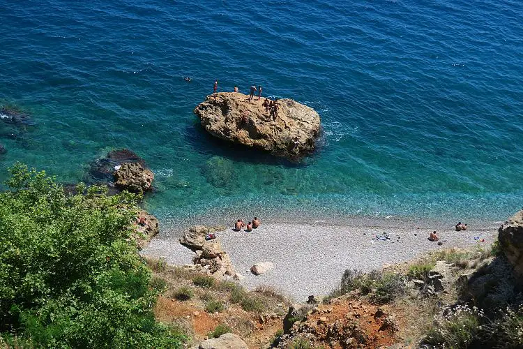 Sonniges Wetter am Ostende des Konyaaltistand in Antalya und das türkisblaue Meer. 