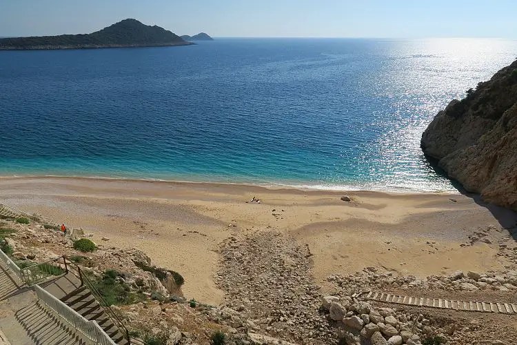 Sonniges Wetter aber noch keine Badegäste am Kaputas Beach im März