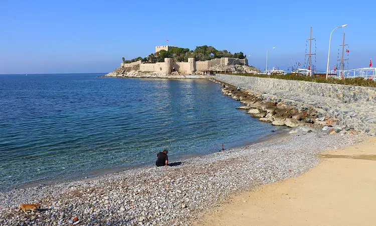 Das Wetter am Strand bei der Taubeninsel in Kusadasi im November ist sonnig und warm.