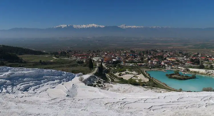 Die Kalkterrassen von Pamukkale und Schnee auf den Bergen. 