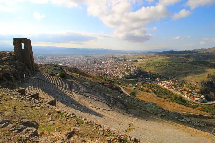 Das sonnige Wetter in der Türkei im November und die Ruinen von Pergamon. 