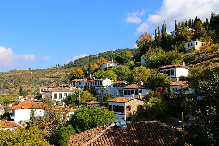 Sonniges Wetter im kleinen Dorf Sirince in der Türkei mit grünen Bäumen.