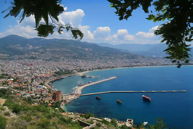 Hafen und der Rote Turm in Alanya an einem sonnigen Tag mit guten Wetter. 