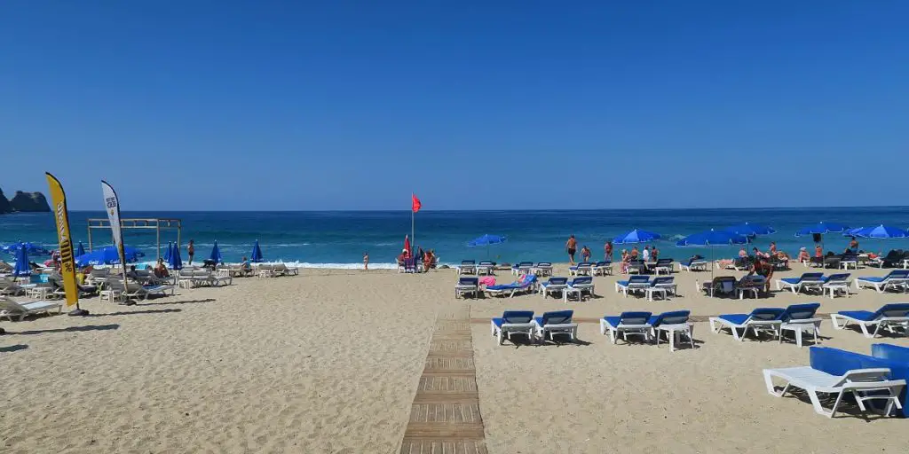 Das sonnige Wetter in der Türkei im Sommer, am Kleopatrastrand in Alanya.