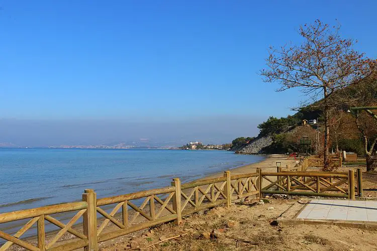 Ein Strand mit sonnigen Wetter aber keinen Badegästen im Dilek Nationalpark in Kusadasi.