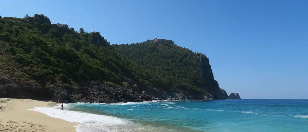 Das sonnige Wetter am Kleopatrastrand in Alanya, einem Badeort in der Türkei.