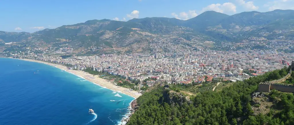 Das Wetter am Kleopatrastrand und in Alanya in der Türkei im Juni, gezeigt am Ausblick vom Burgberg auf den Strand.