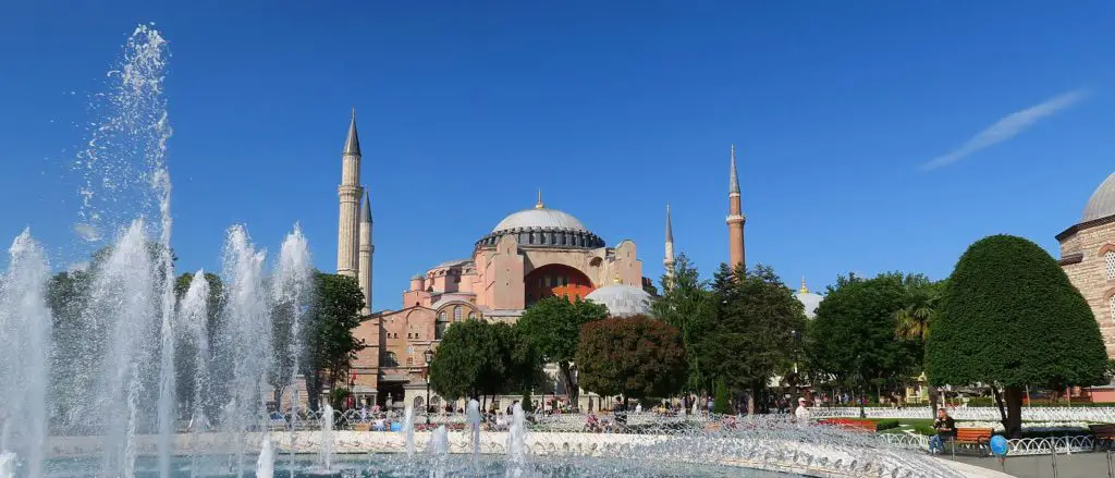 Das Wetter in Istanbul in der Türkei im März, am Beispiel des Brunnens vor der Hagia Sophia.