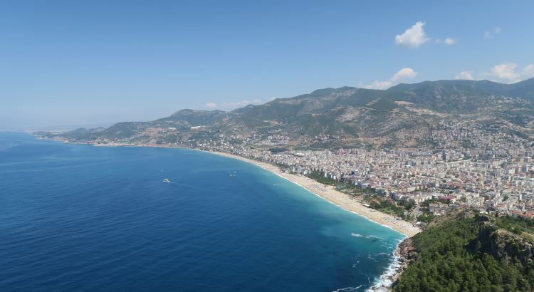 Sonnige Wetter im Frühling am Kleopatrastrand in Alanya, Türkei. 