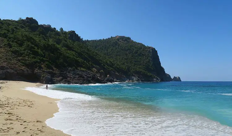 Türkisblaues Meer am Kleopatrastrand bei sonnigen Wetter. 