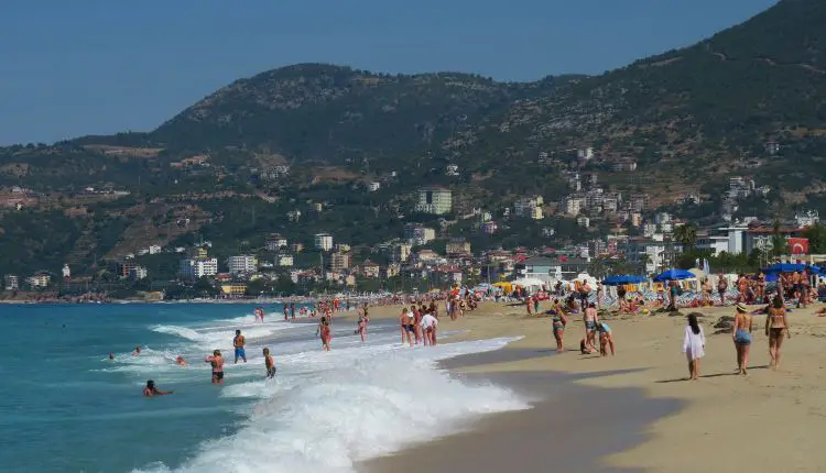 Badegäste am lagen, sandigen Kleopatrastrand in Alanya. 