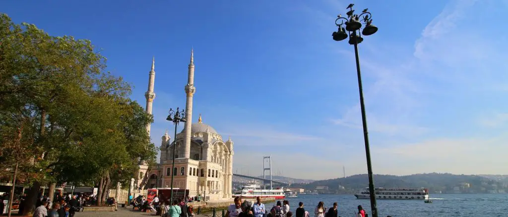Das Wetter in Istanbul in der Türkei im Oktober, am Beispiel der Ortaköy Moschee und dem Bosporus.