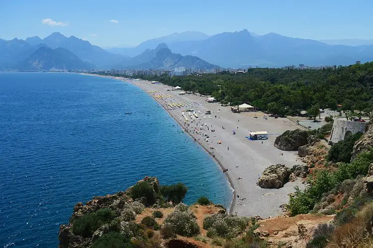 Das sonnige Wetter am Konyaalti Strand in Antalya mit vielen Badegästen. 