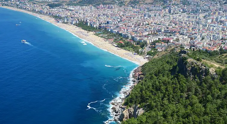 Wetter am Kleopatrastrand in Alanya in der Türkei im Frühling. 