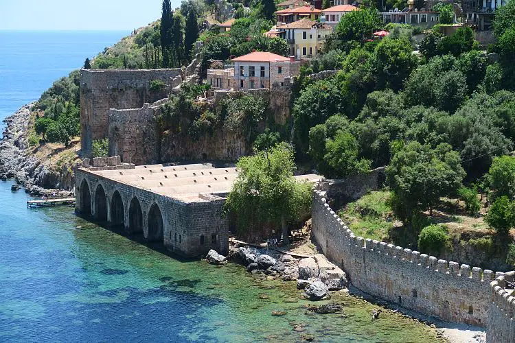 Das sonnige Wetter am türkisblauen Meer und der seldschukischen Schiffswerft am Burgberg von Alanya. 