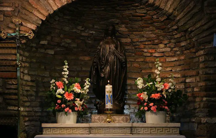 Alter mit einer Marienstatue und Blumen