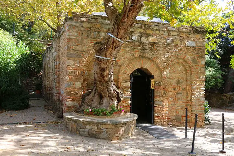 Eingang des Haus der Mutter Maria in einem kleinen Park