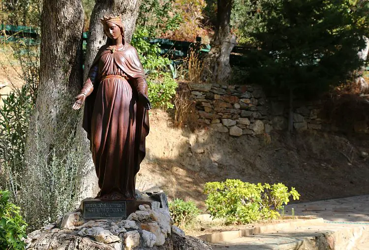 Eine Statue von Maria in einem Park