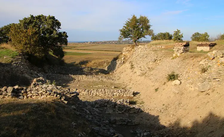 10m tiefer Schliemann Graben in den Ruinen von Troja