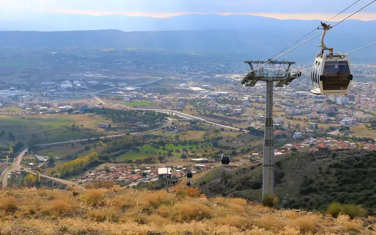 Gondel-Seilbahn mit Blick auf das Tal