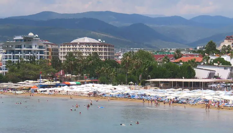 Hotels am Strand mit dem Taurusgebirge im Hintergrund