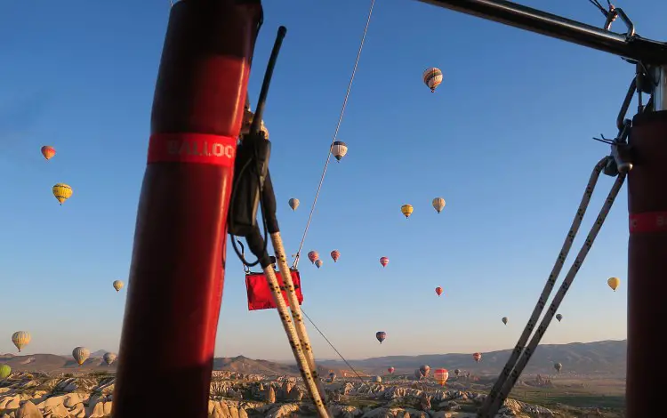 Blick aus dem Korb eines Heißluftballon