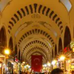 Das Innere des Großen Basar in Istanbul in der Türkei ist überdacht und besteht aus vielen Läden.