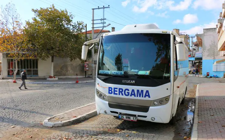 Weißer Dolmus mit der Aufschrift "Bergama" an der Haltestelle
