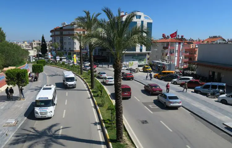 Vierspurige Straße mit einem Dolmus und Autos