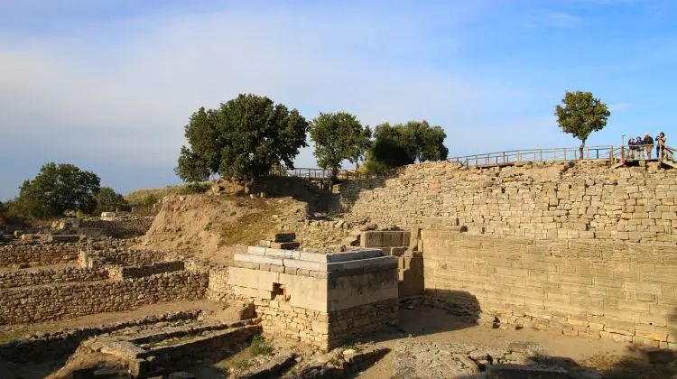 Mehrere Meter hohe Stadtmauer und ein quadratisches Gebäude in der Mitte