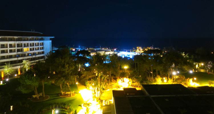 Hotelanlage mit Blick auf das Meer in der Nacht