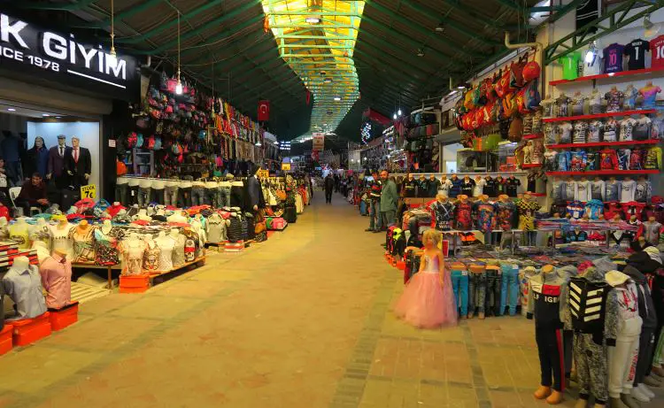 Markthalle mit Kleidungsständen