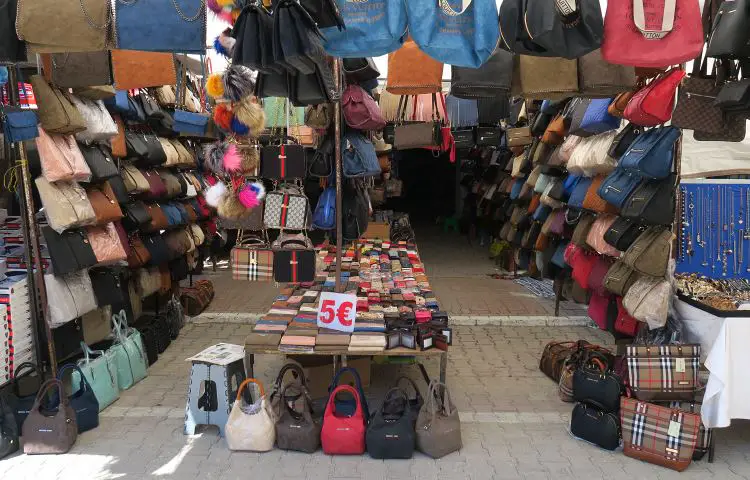 Stand mit dutzenden Handtaschen