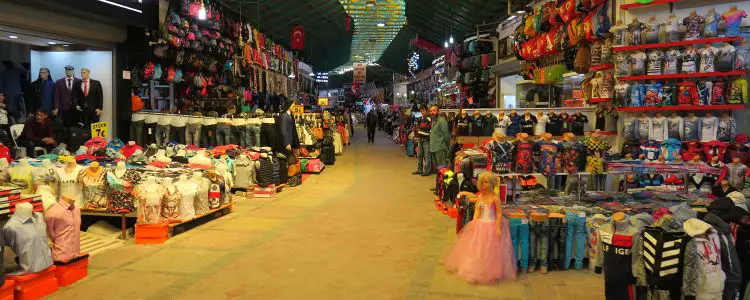 Markthalle mit Kleindungsständen