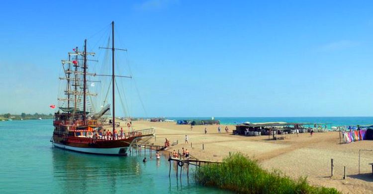 Gulet Motorsegelschiff am Strand an der Mündung des Manavgat Fluss