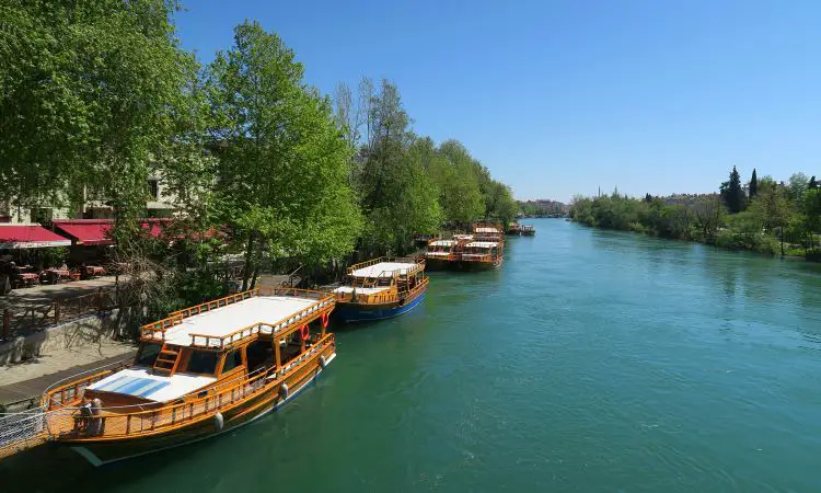 Manavgat Fluss mit Booten am Ufer