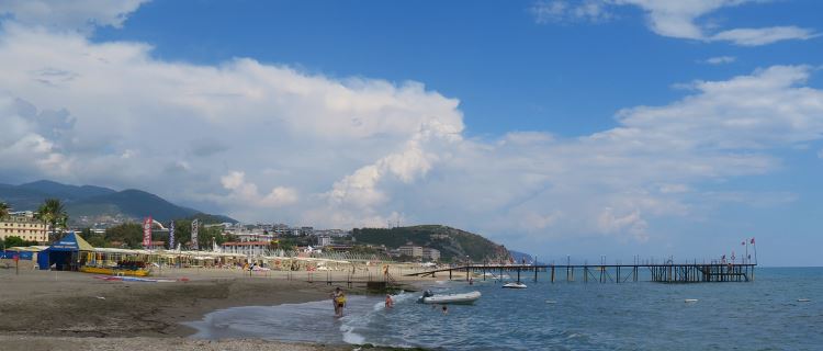 Strand und Meer mit Badegästen