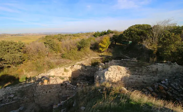 Ruinen der Nordostbastion von Troja in der Türkei. 