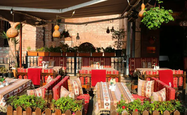 Terrasse eines Restaurants in der Altstadt.