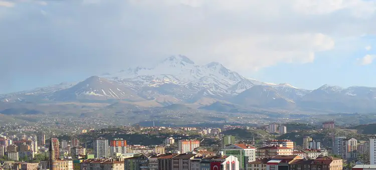 Schnee auf dem 3.917m hohen Vulkan, gesehen aus der Innenstadt von Kayseri.