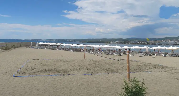 Sandstrand und Volleyballplatz am Gold Island Hotel