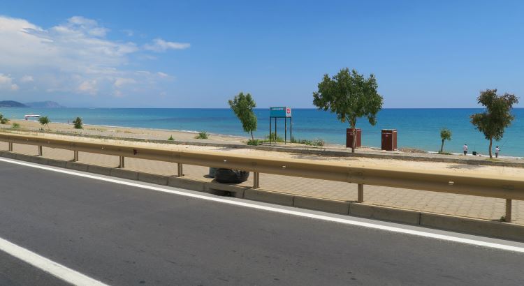 D400 Schnellstraße führt entlang dem Sandstrand und Meer