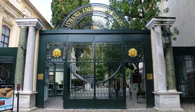 Grünes Tor mit der Aufschrift: Archäoligisches Museum Istanbul