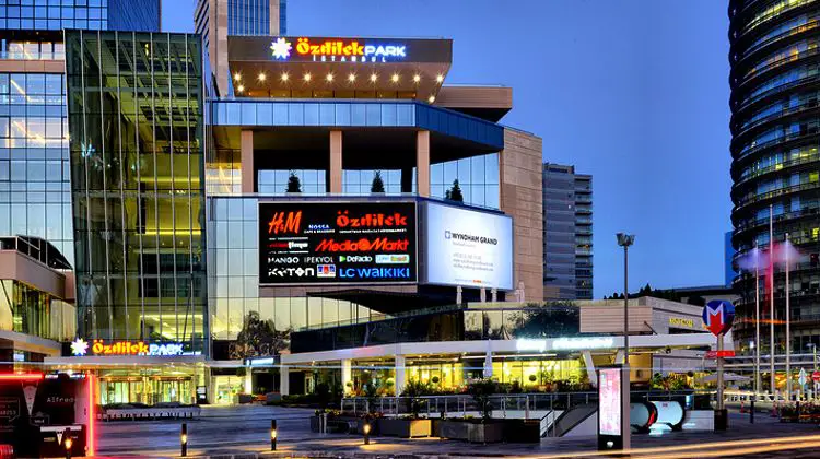 Özdilek Park Einkaufszentrum und Hochhäuser am Abend